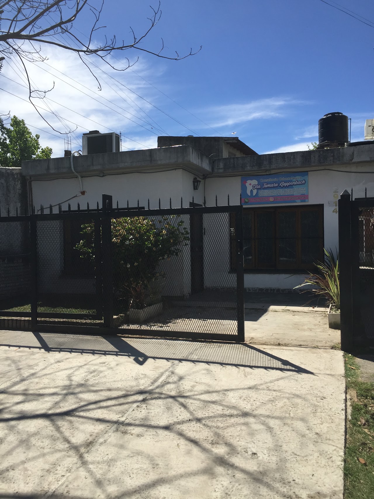 Vista de la fachada del consultorio sobre calle 15, Berazategui