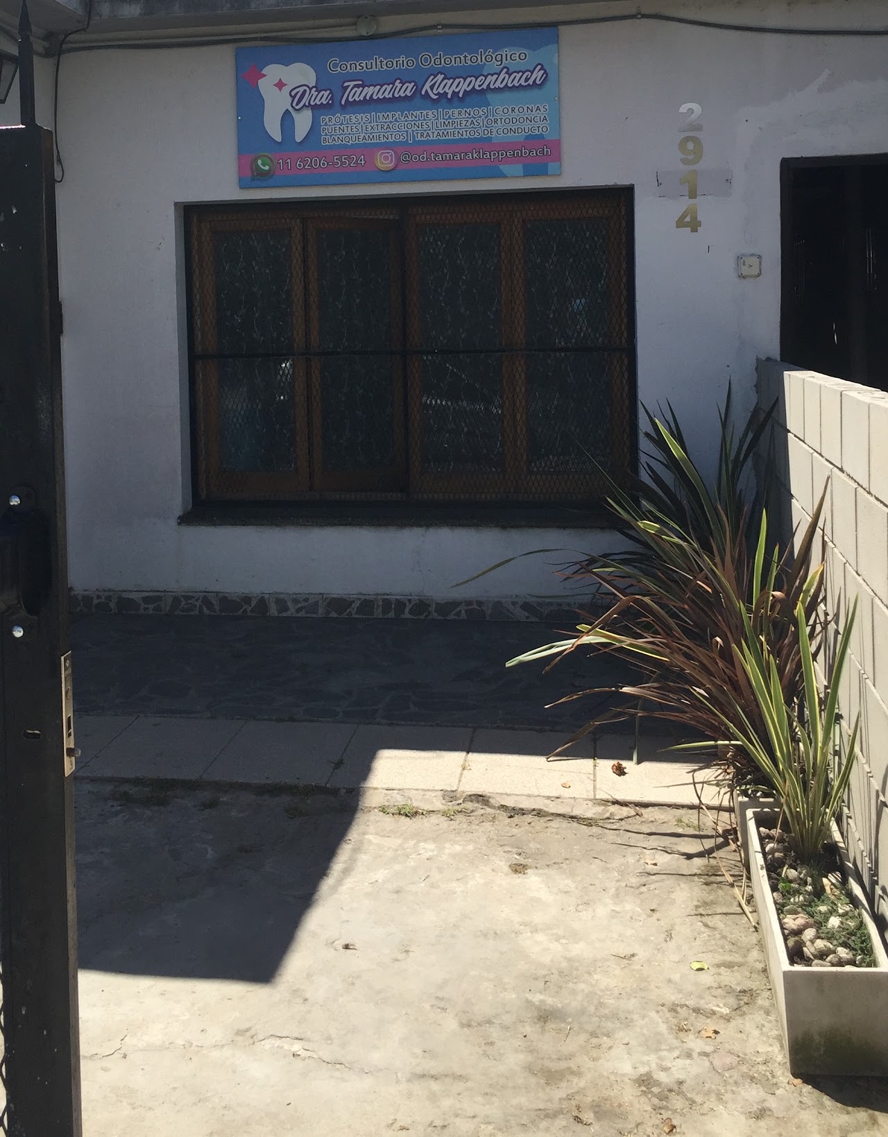 Recepción del consultorio, cartel Odontología Integral